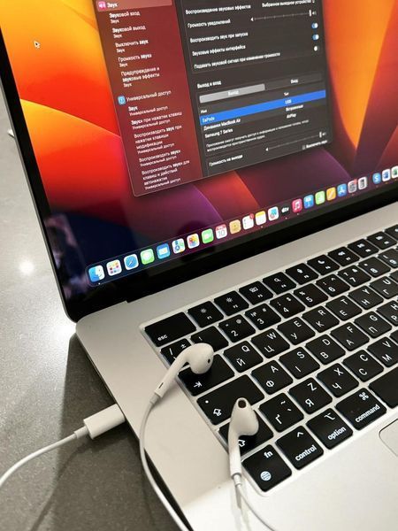 Наушники EarPods USB-C connector на iPhone 15 Plus 094135 фото
