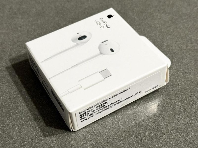 Наушники EarPods USB-C connector на iPhone 15 Plus 094135 фото