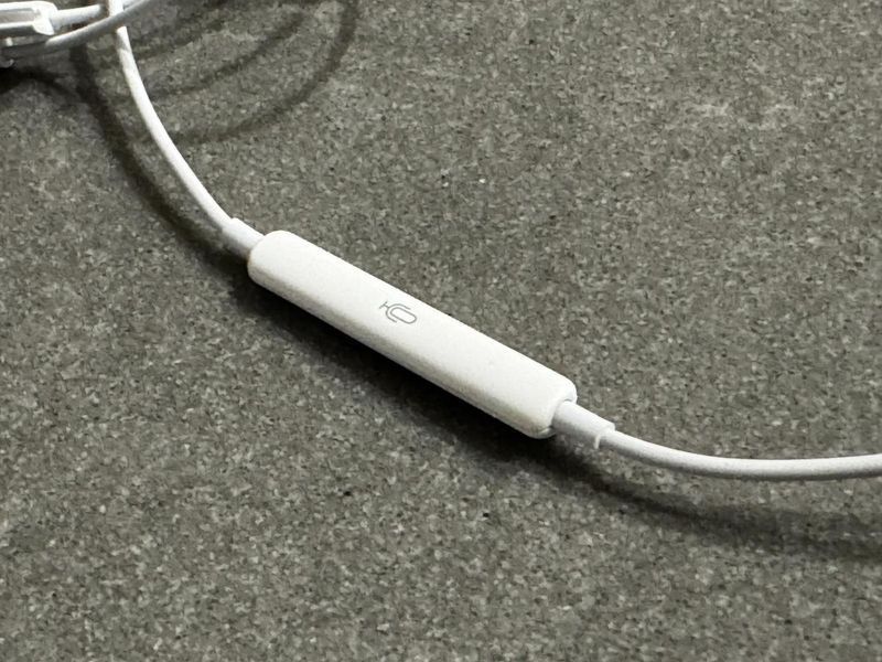Наушники EarPods USB-C connector на iPhone 15 Plus 094135 фото