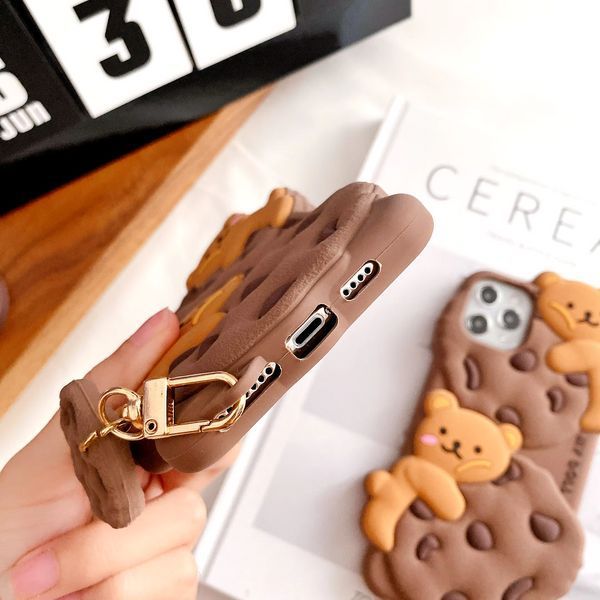 Чехол резиновый Cookie на iPhone 13 / коричневый 098155 фото
