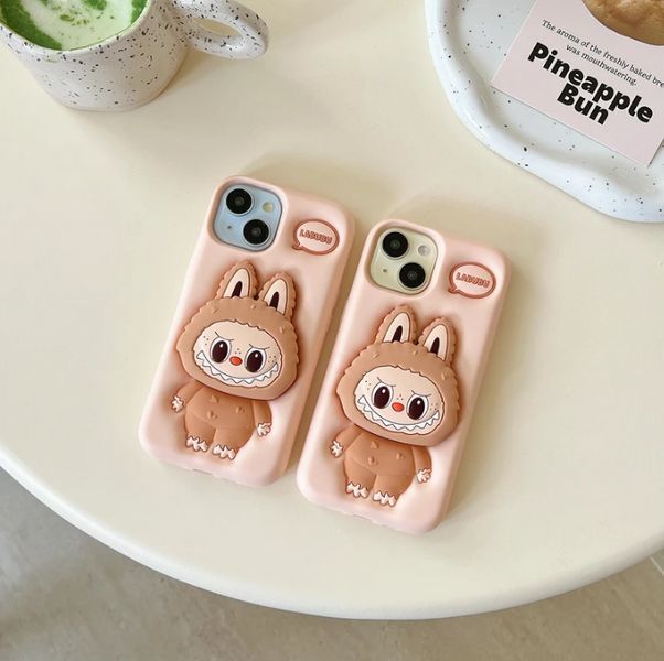 Резиновый 3D чехол Labubu для iPhone 15 Pro Max / розовый 099861 фото