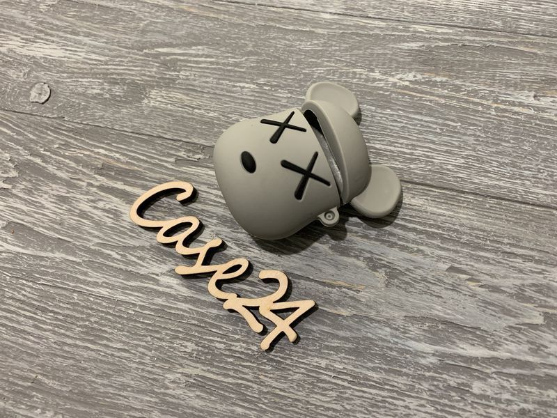 Чехол Bearbriks на Airpods с карабином 017364 фото