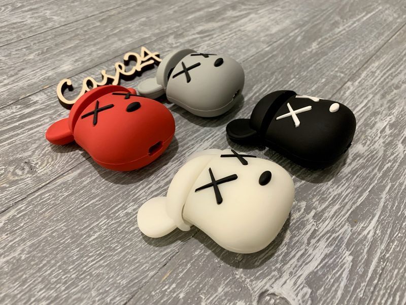 Чехол Bearbriks на Airpods с карабином 017364 фото