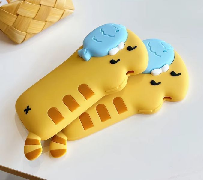 Резиновый 3D чехол для iPhone 15 Pro Max / Cat and Fish 202977 фото