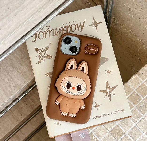 Резиновый 3D чехол Labubu для iPhone 13 / розовый 099435 фото