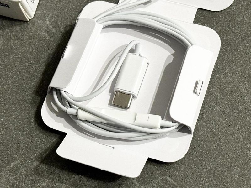 Наушники EarPods USB-C connector на iPhone 15 094133 фото